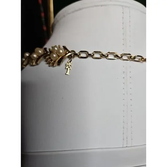 VINTAGE CROWN TRIFARI SIGNED FAUX PEARL BRUSHED AND GOLD TONE NECKLACE - Picture 7 of 13